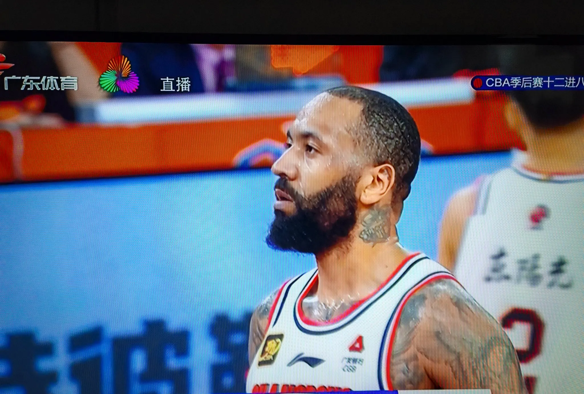 比赛进入加时赛阶段，双方拼尽全力争夺胜利的简单介绍