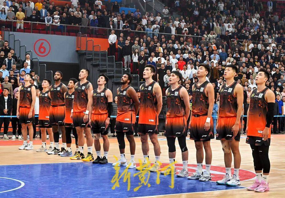 各国球队在国际篮球联赛中争夺胜利