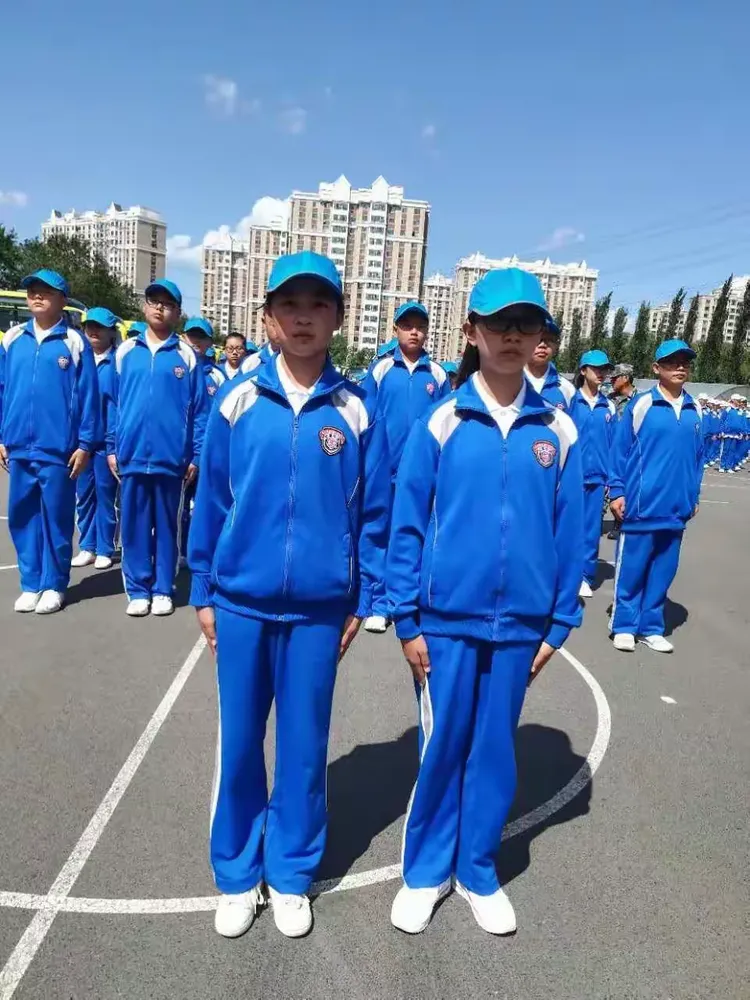 队员们斗志昂扬、全力以赴，载入历史