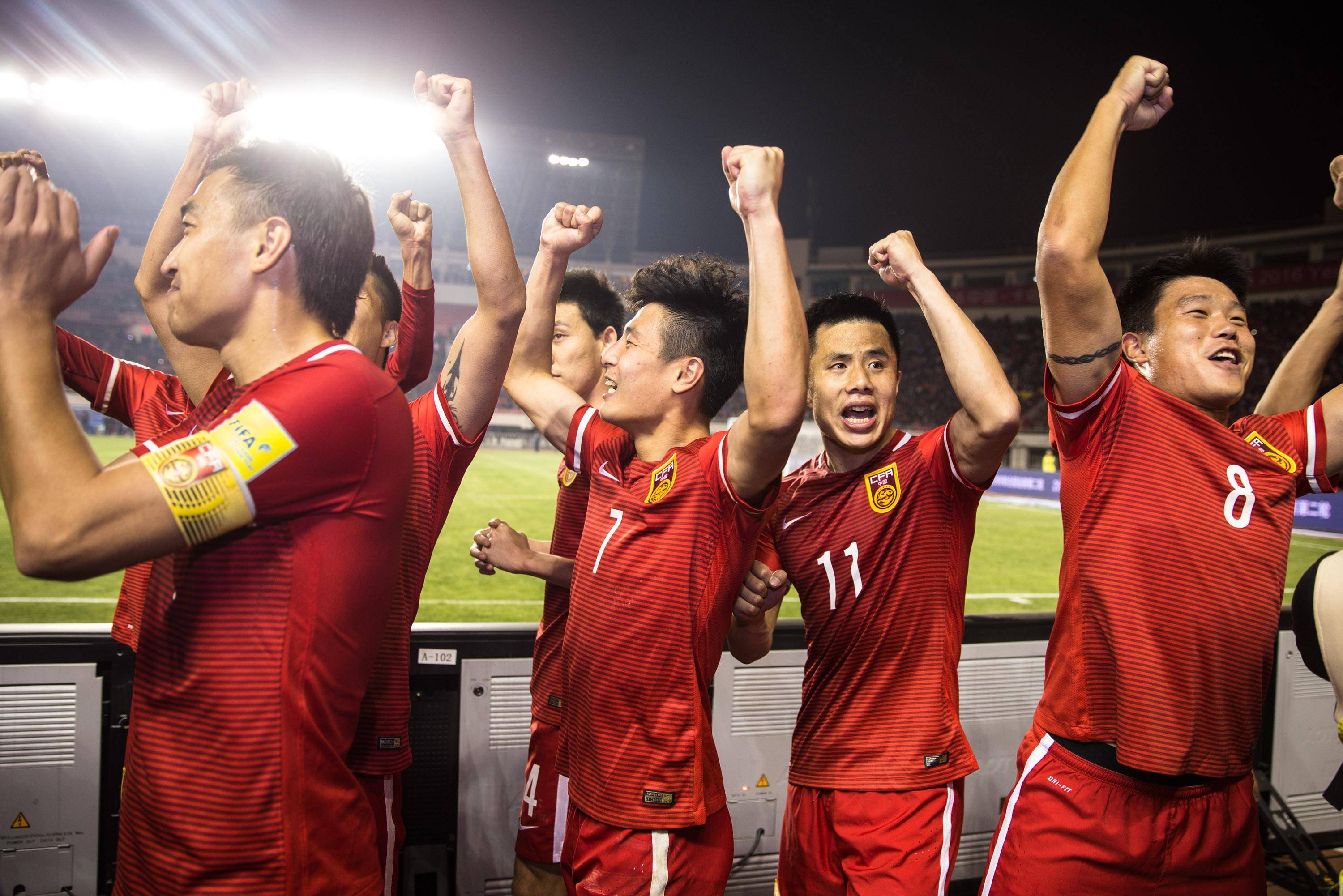 国内职业足球赛事各队斗志昂扬
