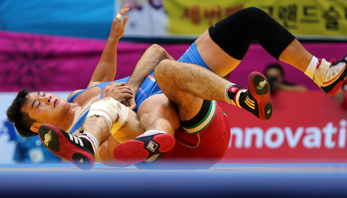 土耳其选手斩获男子66公斤级摔跤亚军