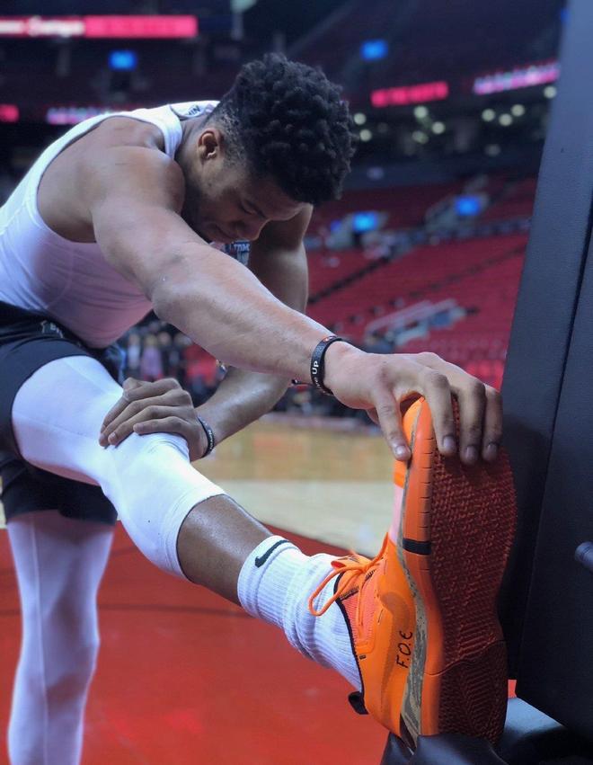 斯科特37+9莫扎里玫瑰33+10！雄鹿险胜绿衫军的简单介绍