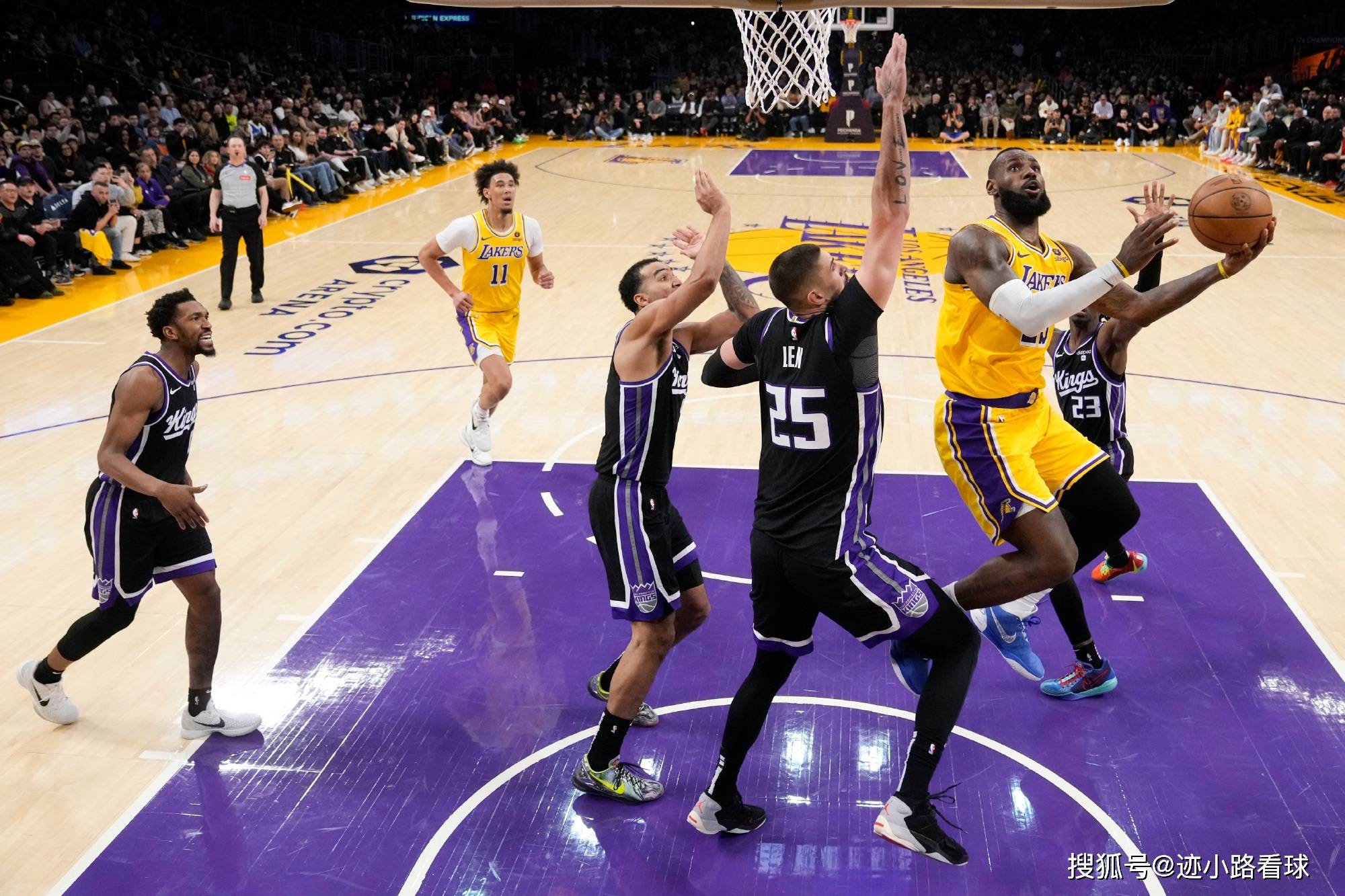 湖人大胜雄鹿，詹姆斯全方位表现