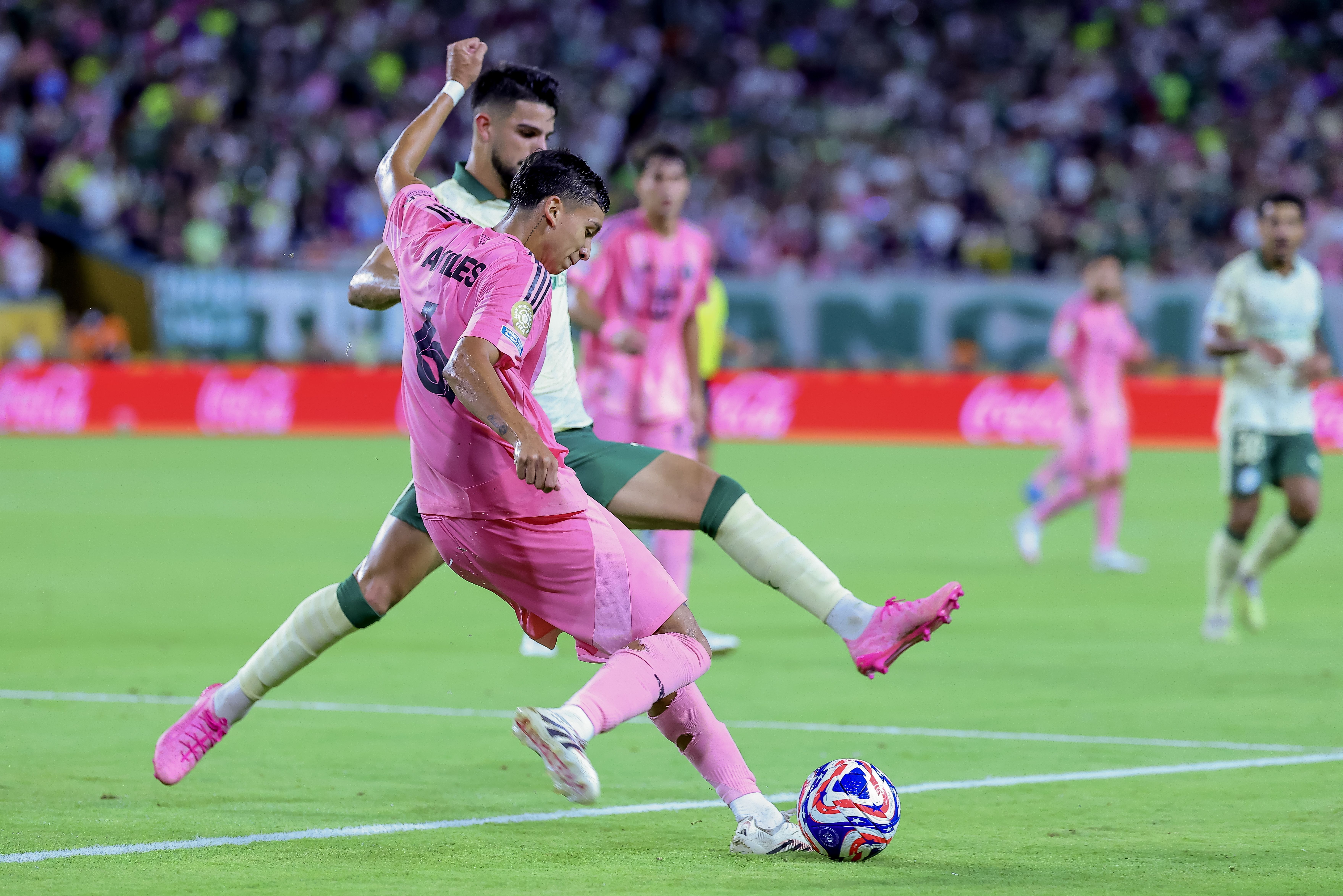 帕尔梅拉斯客场战胜对手，迈入胜利之门