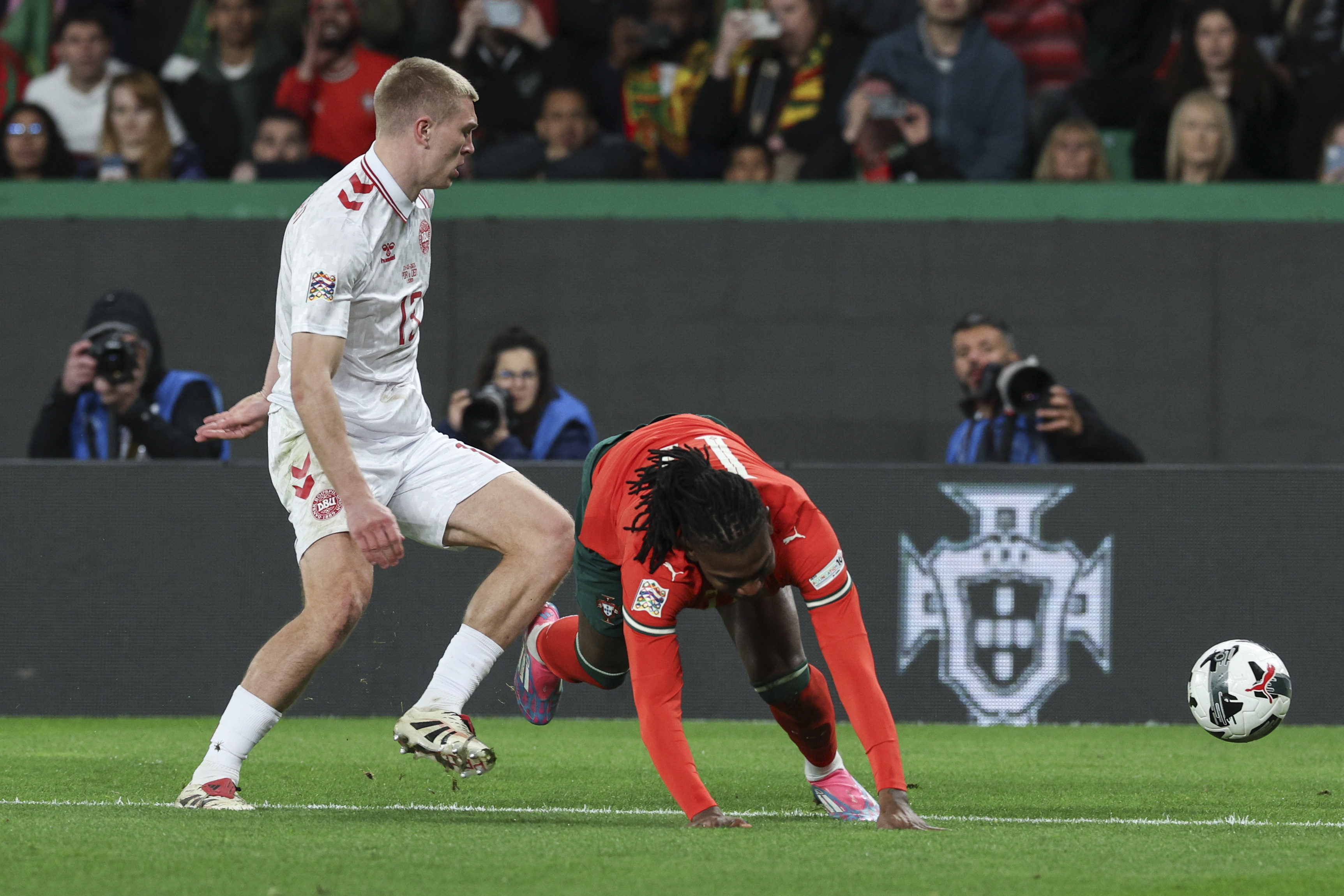 葡萄牙队球员因伤退出赛场