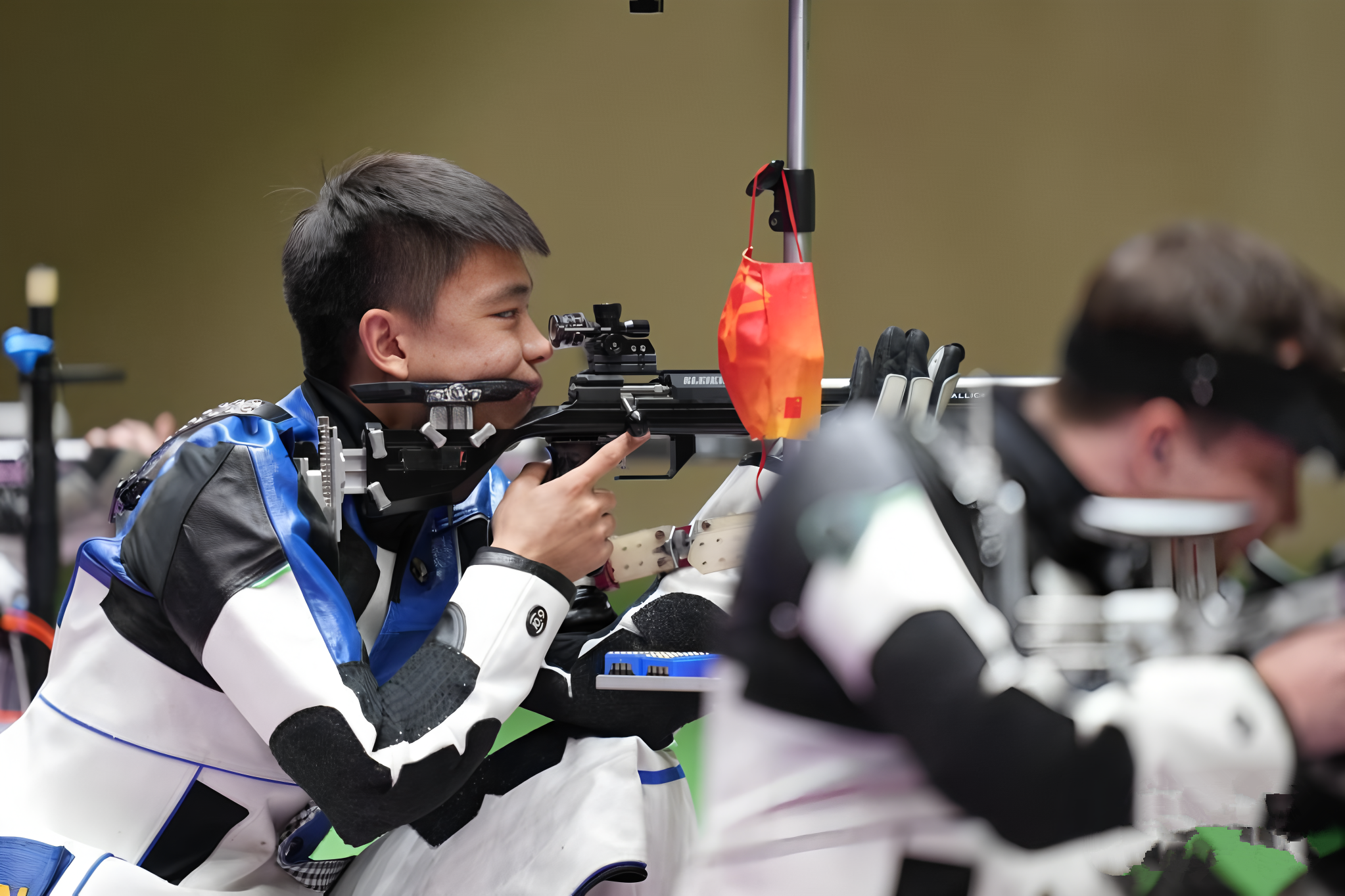 关于首次亮相制胜关键，我国射击选手勇夺冠军的信息