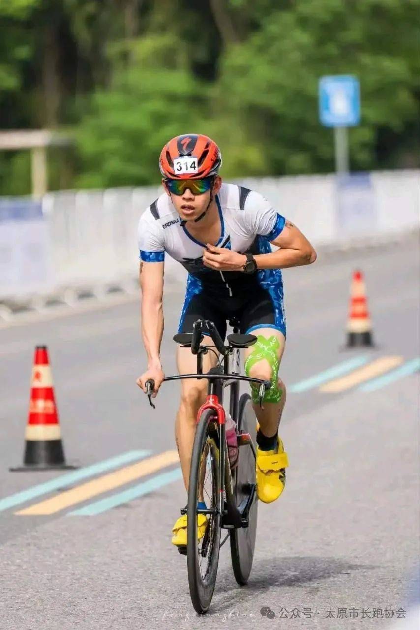 西班牙铁人三项选手让人注目：拿下金牌